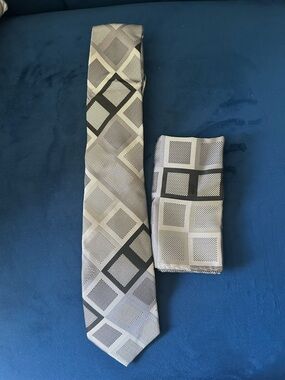 Men's Silver & Black Geometric Tie with Pocket Square